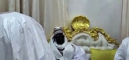 LE KHALIFE DEROULE LE TAPIS ROUGE A MACKY SALL ( VIDEO )