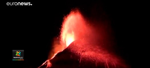 Скачать видео: tn7-Volcanes-Etna-y-Stromboli-entran-en-erupción-de-forma-simultánea-210521