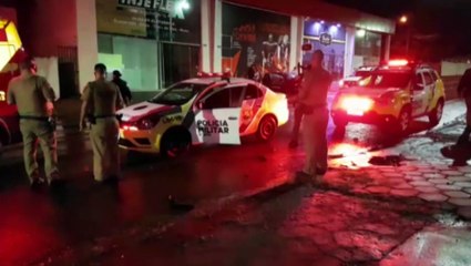 Descargar video: Motorista em fuga da PM atinge veículo estacionado na Rua Pio XII no Bairro Neva