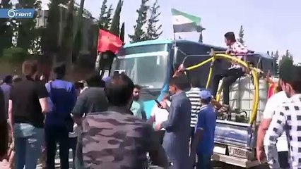 لحظة دخول قافلة المهجرين من أم باطنة إلى المناطق المحررة