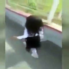 Okula gitme isyanı çok erken başlayan minik kız