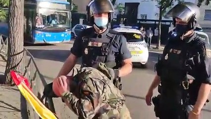 Así agrede la Policía Nacional a una persona por cometer el delito de llevar la Bandera de España