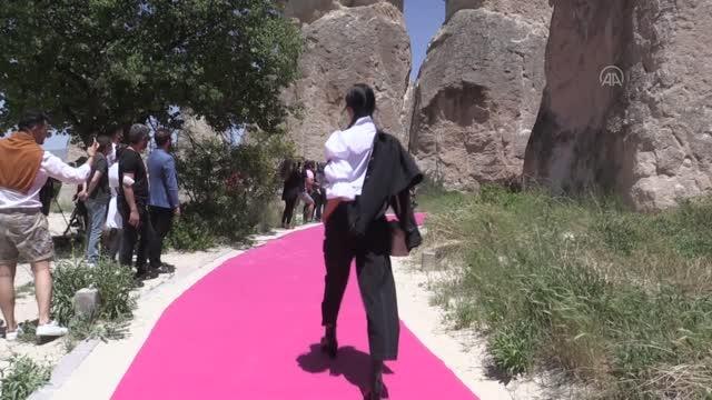 Kapadokya'da peribacaları arasında sonbahar kış sezonu defilesi düzenlendi