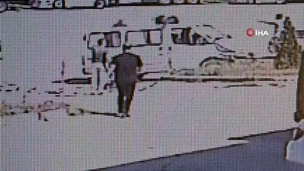 Kaza yapan sürücü motosikletten fırlayıp minibüsün üstüne düştü: 1 kişi hayatını kaybetti