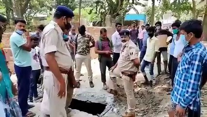 బైక్‌ దొంగ చేసిన పనికి డ్రైనేజీలోకి పోలీసులు