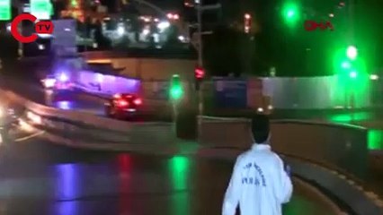 DENETİMDEN KAÇAN SÜRÜCÜNÜN OTOMOBİLİYLE ÇARPARAK 2 BEKÇİYİ YARALADIĞI ANLAR KAMERADA