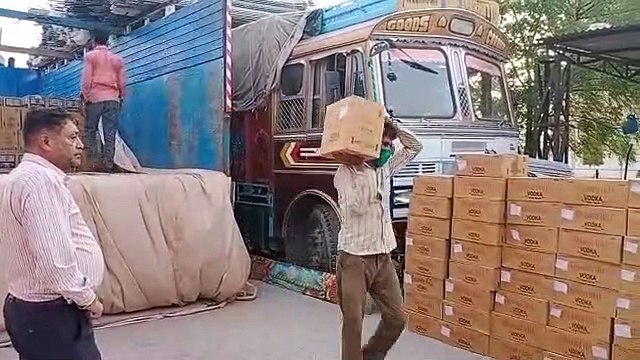 ट्रेलर से 22 लाख की अवैध शराब जब्त, प्लास्टिक पाइप में छुपाकर तस्करी