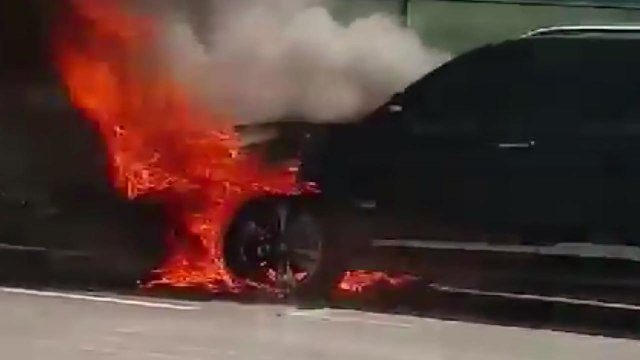 영동고속도로 달리던 SUV 차량 화재...엔진룸 불에 타 / YTN