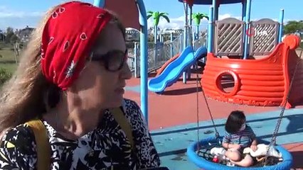 Ördekleriyle çarşı pazar geziyor, görenleri şaşkına çeviriyorlar
