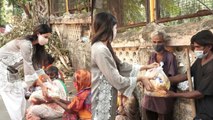 Imran Hashmi की Actress Sonal Chauhan बम ने गरीबों को तूफान के बीच बांटा खाना | FilmiBeat
