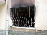 Başkentte sinir krizi geçiren bir kişi evini yakıp bileklerini kesti