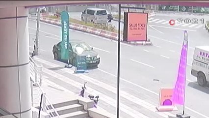 Son dakika haber | Trafik ışığı direğine çarpan araç takla attı: O anlar kamerada