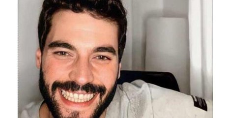 Oyuncu Akın Akınözü, SMA hastası bebek için dizi çekiminde giydiği takım elbisesini bağışladı