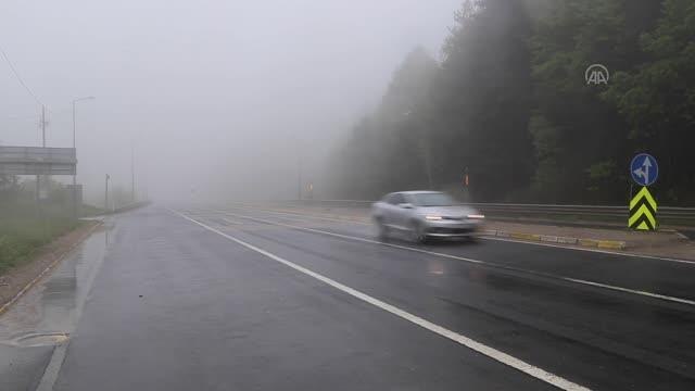 Bolu Dağı'nda sağanak ve yoğun sis ulaşımı olumsuz etkiliyor