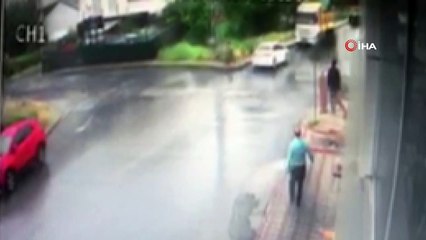 El freni çekilmeyen otomobilin çayırlığa uçtuğu anlar kamerada