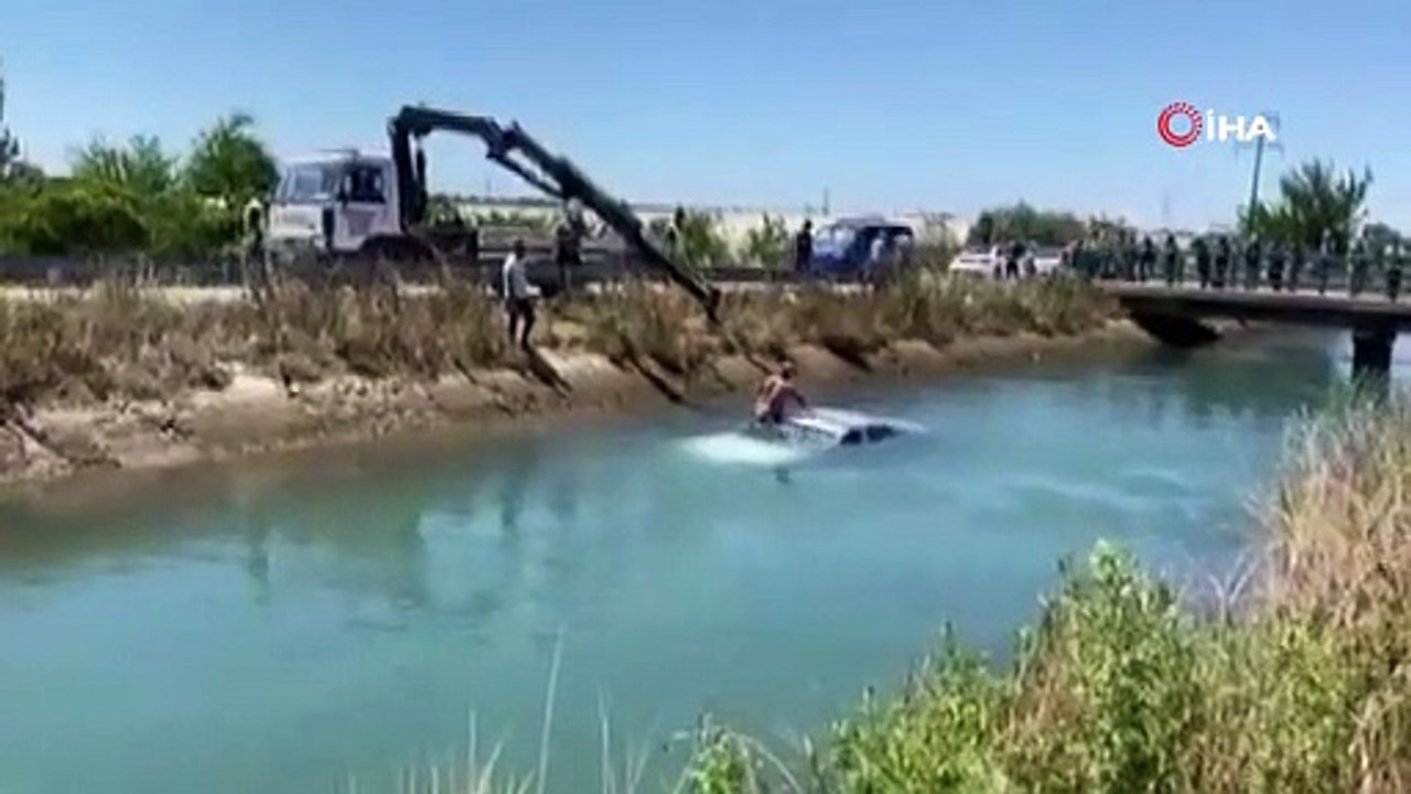 Sulama kanalına uçan otomobilden kendi imkanlarıyla kurtuldu