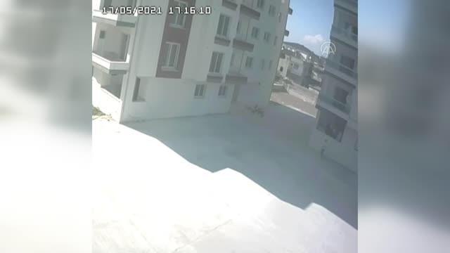 Son dakika! Apartmandan bisiklet hırsızlığı güvenlik kamerasına yansıdı