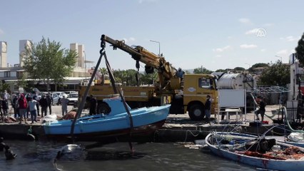 BALIKESİR - Ayvalık'ta dün etkili olan fırtına nedeniyle 80 teknenin battığı belirlendi