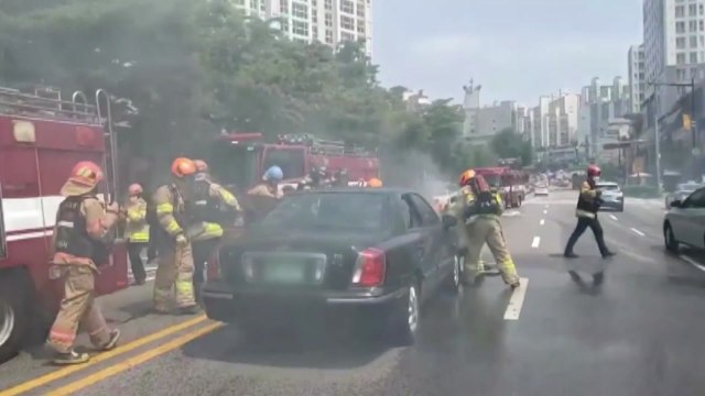 서울 성동구 도로 달리던 승용차에 불...엔진룸 노후 추정 / YTN