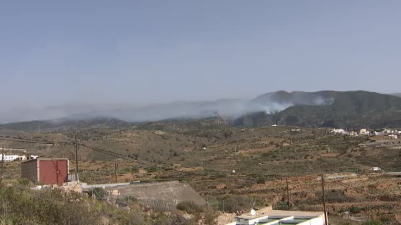 El fuego en el municipio tinerfeño de Arico sigue sin control y afecta ya a 2.800 hectáreas