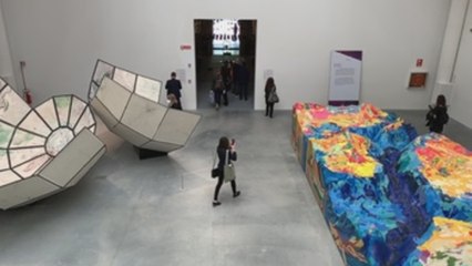 Una arquitectura solidaria y comprometida recibe al público en Venecia