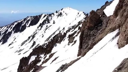 Erciyes'in zirvesinde mayıs ayında dağ kayağı keyfi