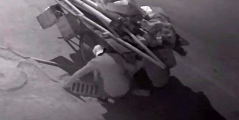 Seyyar arabalarını siper yapıp mazgal kapağı böyle çaldılar