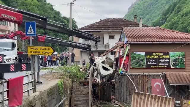 Kontrolden çıkan beton mikseri marketin üzerine yuvarlandı