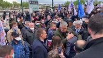 L'accolade de Jean Lassalle à Eric Zemmour lors de la manifestation de policiers devant l'Assemblée nationale