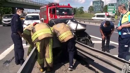 Kısıtlama gününde başka bir aracın sıkıştırdığı sürücü, bariyerlere çarptı