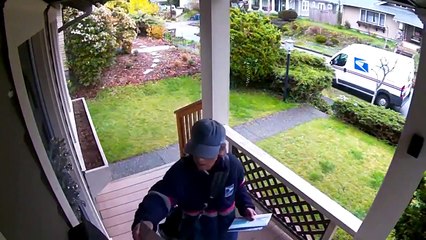 Ce facteur a du avoir la peur de sa vie quand le chien a cassé la fenêtre