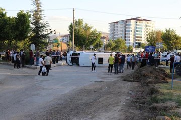Son dakika... Elazığ'da 3 aracın karıştığı kazada 19 kişi yaralandı (2)