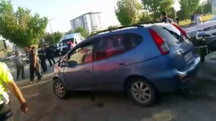 Elazığ'da 3 aracın karıştığı kazada 19 kişi yaralandı (2)