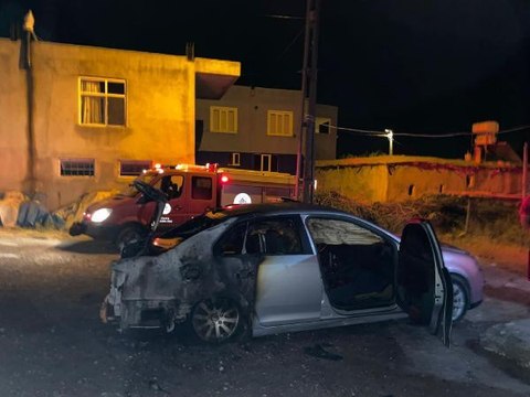 Adıyaman'da kundaklanan otomobil kullanılamaz hale geldi