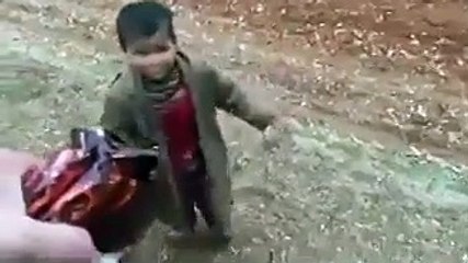 Mehmetçik'ten Suriyeli minik çocuğa sürpriz!