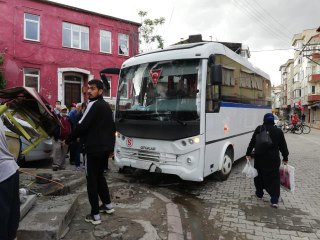 Midibüs MOBESE direğine çarptı, facianın eşiğinden dönüldü