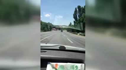 VAN - Polisin 'dur' ihtarına uymayan minibüsten 47 düzensiz göçmen çıktı