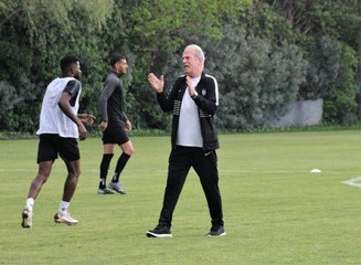 Mustafa Denizli: "Altay'ın Süper Lig'e dönmesi benim için en büyük mutluluk"