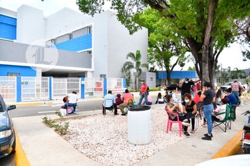 Ciudadanos de Santo Domingo Oeste asisten a recibir su vacuna anticovid