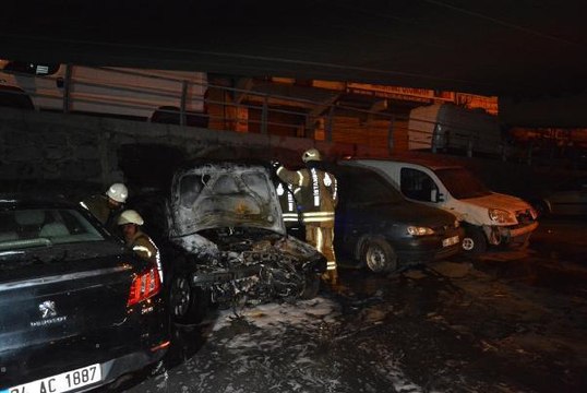 Şişli'de park halindeyken yanan 4 araçta kundaklama şüphesi
