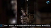 La policía desaloja un macrobotellón en el Paseo del Born (Barcelona)