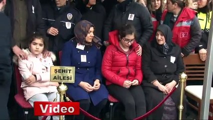 Kahraman trafik polisine yağmur altında veda
