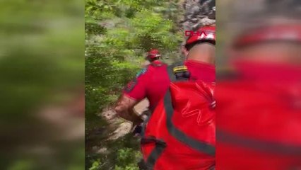 Kayalıklarda mahsur kalan tatilcileri jandarma kurtardı