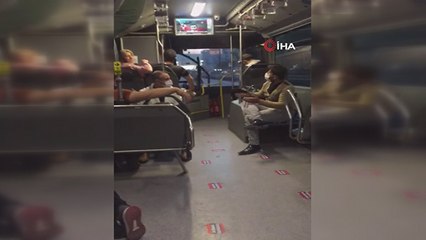 Metrobüste "bacak bacak üzerine attın" kavgası