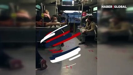 Metrobüste bir kadın ve erkek arasında bacak bacak üzerine attın kavgası