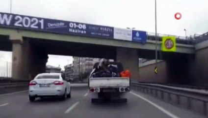 E-5’te yürekler ağza geldi! Çocuklar bakın ne yaptı