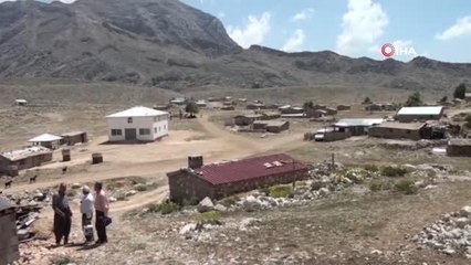 Keçi derisinden yapılan tulukta saatlerce dövülen yoğurttan ayırıp kilosunu 80 liradan satıyorlar