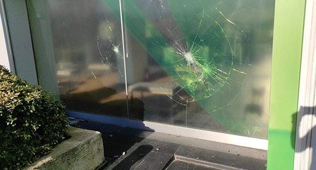 Bankaya ve zırhlı araçlara taşlı saldırı