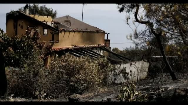 Un gran incendio arrasa 5.000 hectáreas en la región griega de Atica y obliga a evacuar a siete poblaciones