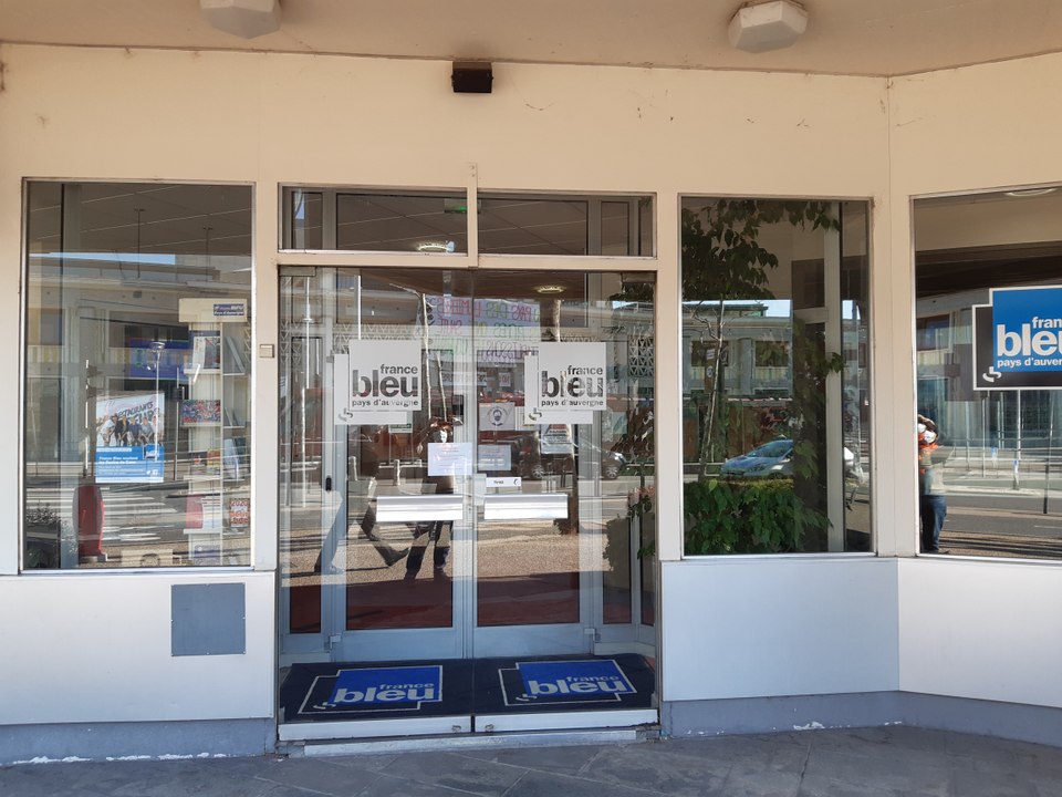 Visite de France Bleu Pays d’Auvergne -  01 L'accueil - la chargée d'accueil